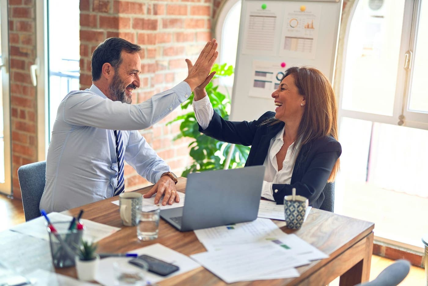 Espace de travail moderne utilisé pour présenter les avis clients YourTech