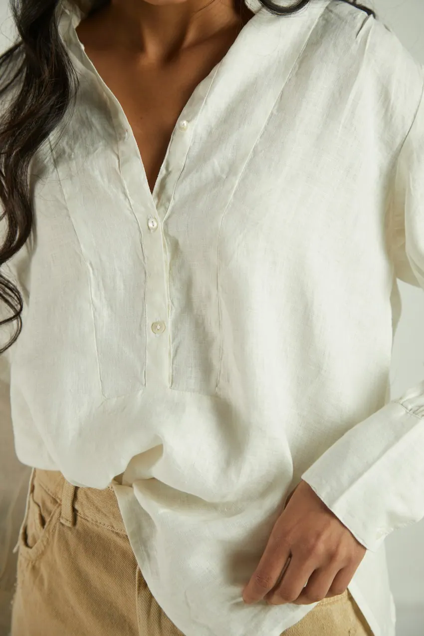 Détail d’une chemise claire